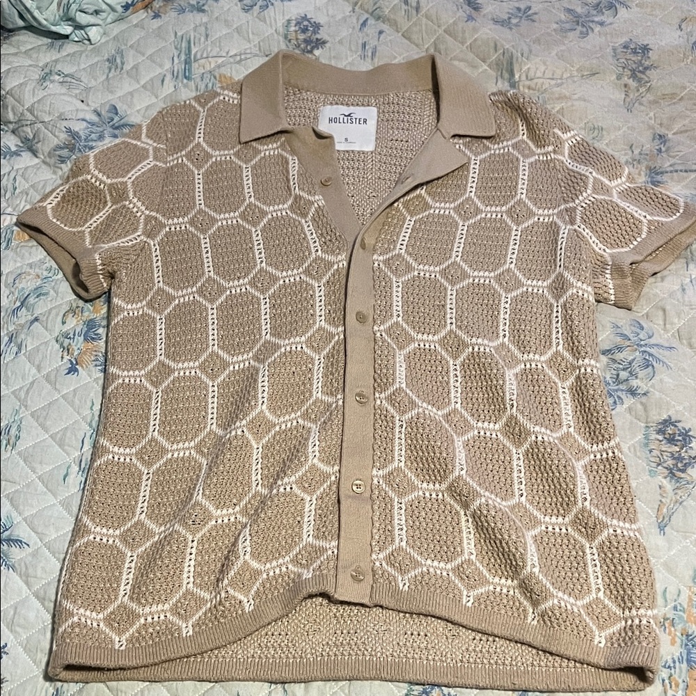 Hollister Men's Beige Patterned Button Down Shirt
